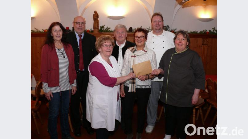 Übergabe der Spende an „Lichtblicke“-Schirmherrin Edith Lippert: Im Bild von links Monika Kunz, Albert Köstler, Maria Bruischütz und Franz Danhauser, Edith Lippert, Thomas und Eva Maria Urbanek. Bild: kgg