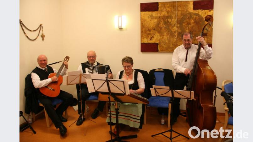 Den vorweihnachtlichen Nachmittag umrahmen (von links) Bernhard Schaumberger, Reinhard Schwarz, Petra Bannert und Karl Käß mit einem besinnlichen Melodienreigen. Bild: wro