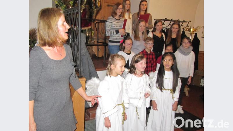 Der Jugendchor Herzwärts mit seiner Leiterin Gertrud Siegert (links) und Irina Herrmann an der Hammondorgel umrahmen die Feier mit adventlichen Liedern. Bild: fg