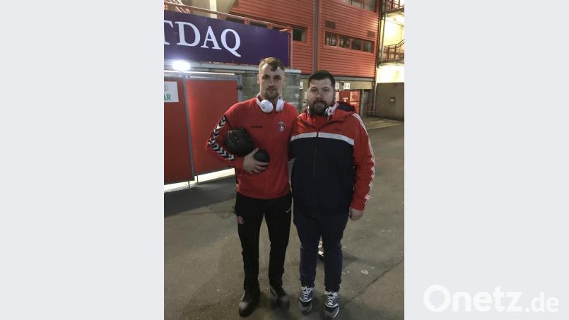 Patrick Bauer trifft Patrick Bauer: Der Groundhopper aus Neusorg (rechts) traf seinen Namensvetter, der für Charlton Athletic in der dritten englischen Liga spielt. Ein Wiedersehen in diesem Jahr ist möglich. Bild: exb