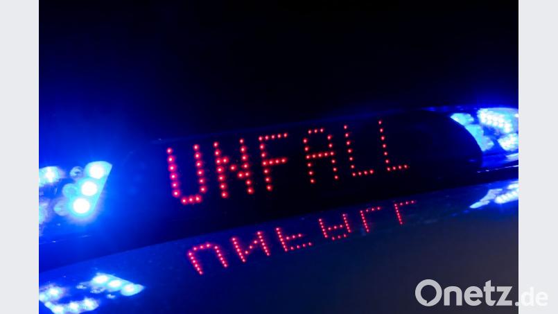 Ungewöhnlicher Unfall bei Süß: Eines der beteiligten Fahrzeuge landete bei einer Kollision in einem zwei Meter tiefen Graben und musste von einem Kran geborgen werden. Bild: Monika Skolimowska/ZB/dpa