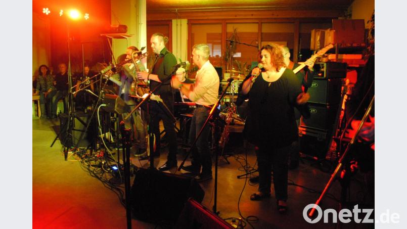 Traditionen muss man leben, und besonders die, die von Jahr zu Jahr mehr Spaß machen. Dachten sich wohl auch die Musiker der &quot;King Size Combo&quot; aus Haselhöhe - und rockten bei Müller Porzellan Bild: gag