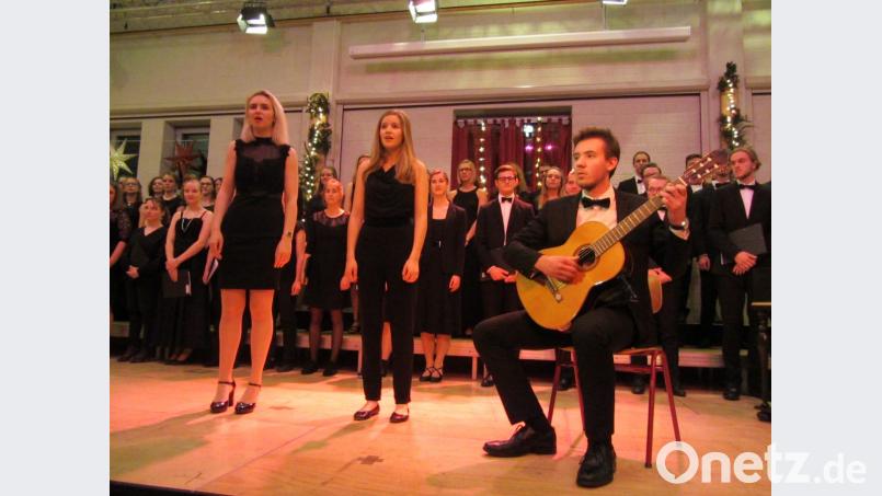 200 Jahre &quot;Stille Nacht&quot;: Zum Jubiläum präsentieren die Sopranistinnen Stefanie Fischer und Apollonia Schmidt mit Gitarrist Jonas Meier (vorne, von links) die berührend puristische Originalfassung. Bild: Anke Schäfer