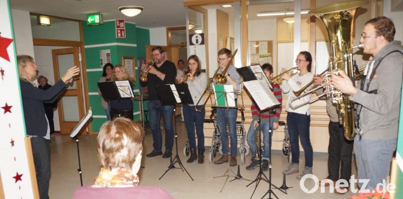 Mit Leiterin Christine Forster (links) war der Posaunenchor der evangelischen Kirchengemeinde im Advent auf Tournee. Bild: weu