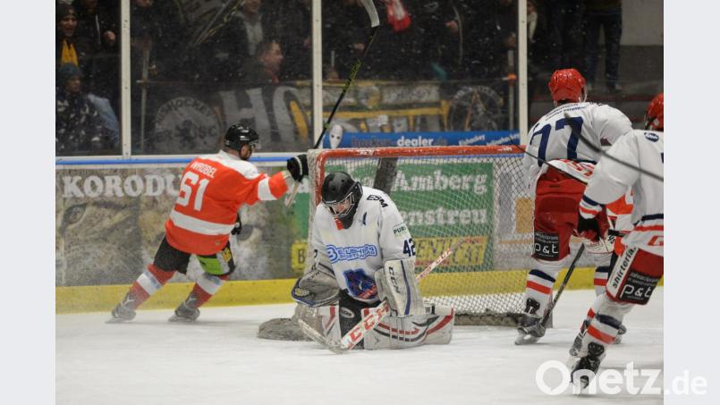 Der ERSC Amberg gewinnt gegen den VER Selb mit 15:0. Und das in Rot-Weißen Trikots, die nach zwei Spielen zur Versteigerung kommen. Einmal durch die Beine von VER Keeper Pascal Benesch. Florian Wrobel jubelt im Hintergrund. Bild: brü