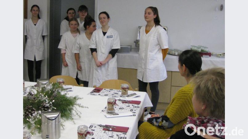 Die Elftklässler der Berufsfachschule verwöhnten die Praxisanleiter an dekorierten Tischen mit einem gesunden Frühstück. Bild: Portner