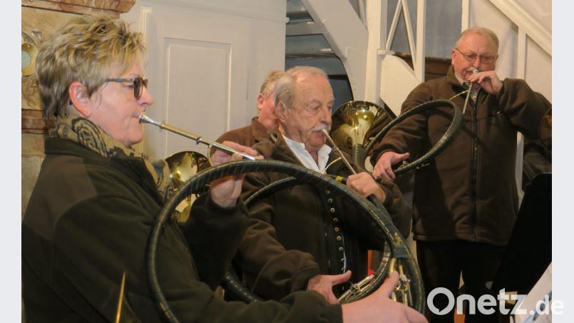 Die Bläsergruppe des Jägervereins St. Hubertus gestaltete die jagdliche Adventsfeier in der Nikolauskirche in Pittersberg. Bild: Hirsch