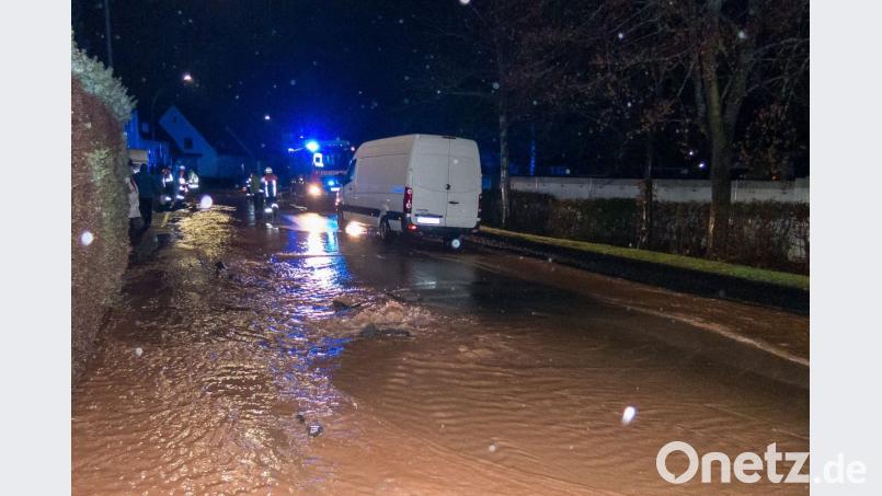 Wasserrohrbruch in der Schönbrunner Straße in Hirschau. Bild: Feuerwehr Hirschau