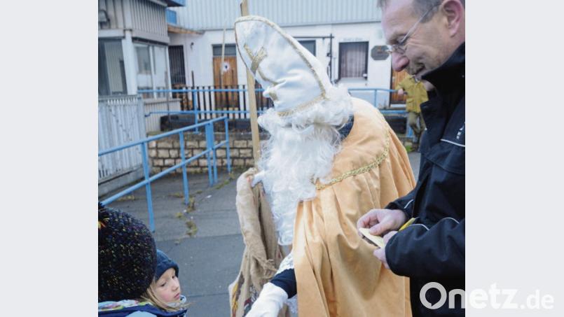Vom Nikolaus und MHT-Geschäftsführer Wolfgang Eichenseer gibt es am Eingang zur Plaza Süßigkeiten und Weihnachtsglückslose für die Kinder. Bild: ge
