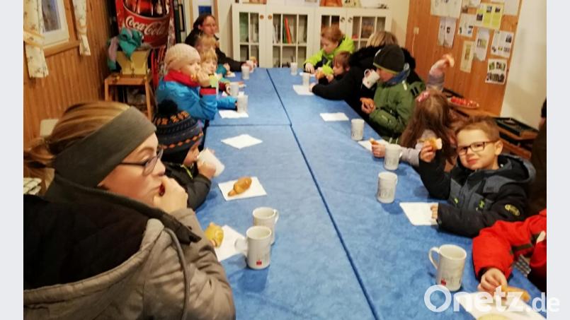 Wohlverdiehnt war die Brotzeit im Anschluß an die Bastelaktion. Bild: rpp