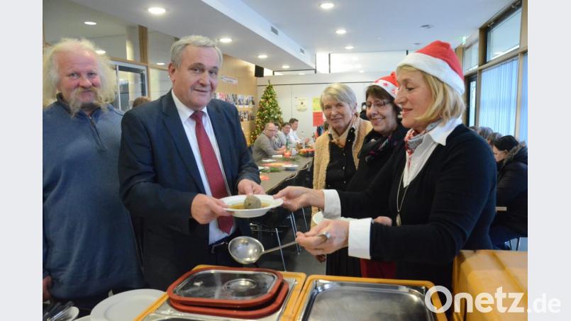 Auch Oberbürgermeister Kurt Seggewiß lässt sich zum Jubiläum der Adventslichtspeisung seine Leberknödelsuppe schmecken. In der Mitte Initiatorin Dr. Renate Freuding-Spintler. Bild: Kunz
