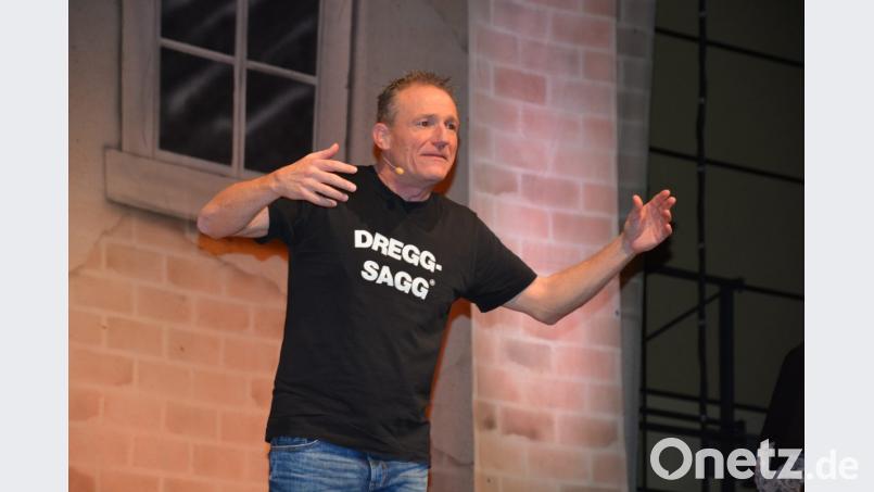 Einen bestens aufgelegten Michl Müller erleben die Zuschauer in der Mitterteicher Mehrzweckhalle. Scharfsinnig nimmt der Comedian Aktuelles aus Politik und Gesellschaft aufs Korn. Er kommt sympathisch, gewohnt lebensnah und authentisch rüber. Seine Fans sind begeistert. Bild: jr
