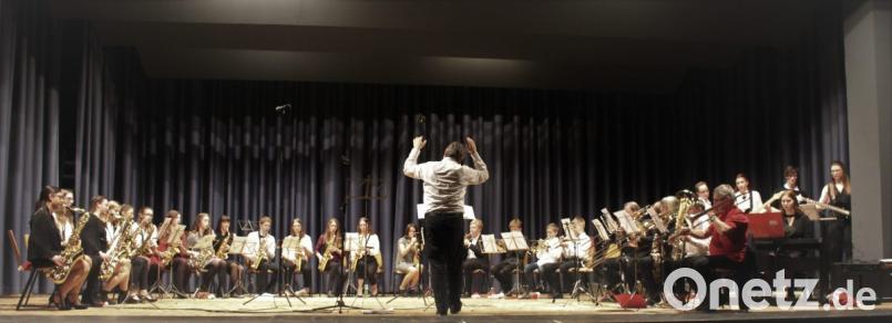 Die Big Band unter Leitung von Hermann Heinrich spielt unter anderem „All I want for christmas is my two front teeth“ und „Christmas tree ride“. Die Weihnachtsmütze darf da nicht fehlen. Bild: mri