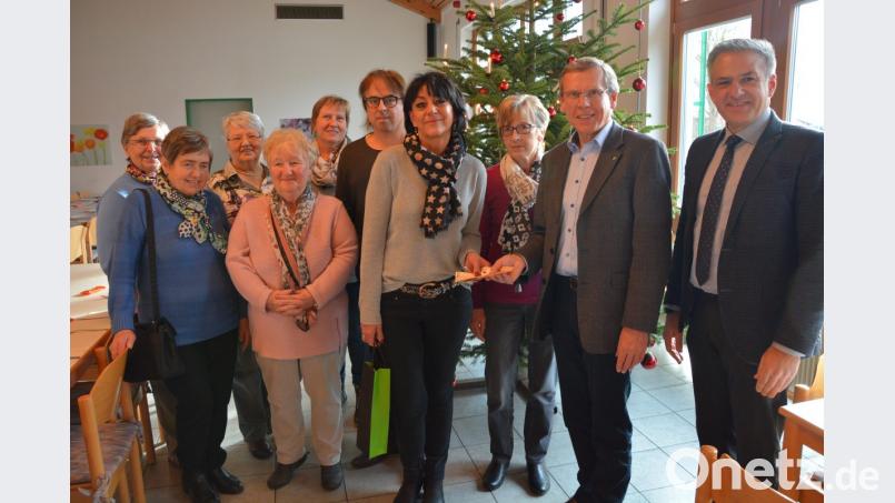 Besuch der Frauen-Union in der Behindertenwerkstätte St. Elisabeth: Im Bild (von links) Elli Tippmann und Anneliese Seifert (beide Waldsassen), Gisela Schneider, Waltraud Schriewer, Irmgard Zintl (alle Mitterteich), Maximilian Schmid, FU-Ortsvorsitzende Alexandra Weiß, Elfriede Grillmeier (Waldsassen) sowie Einrichtungsleiter Dr. Karl G. Kick und Bürgermeister Roland Grillmeier. Bild: jr