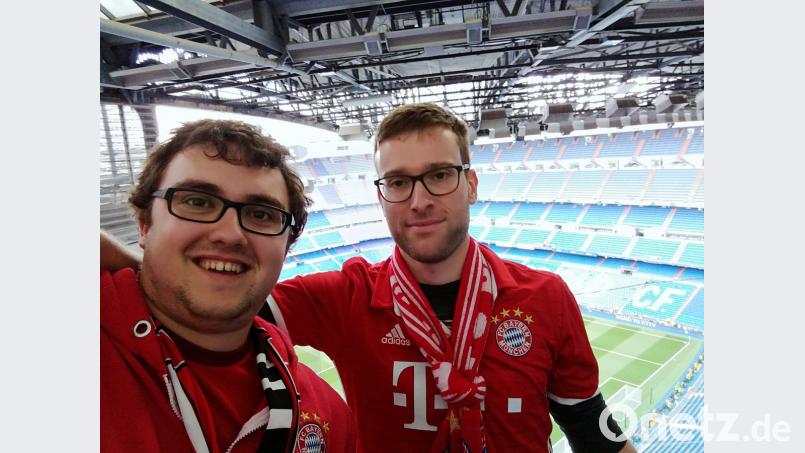 Benedikt Eckert (links) war mit seinem Kumpel Maximilian Härtl bereits im Santiago Bernabeu in Madrid. Nach den Feiertagen geht’s nach London an die Craven Cottage in Fulham und zur Darts-WM. Bild: exb
