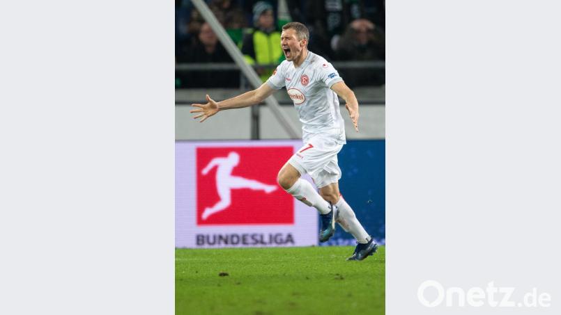 Völlig losgelöst: Der Vilsecker Oliver Fink nach seinem Tor gegen Hannover. Bild: dpa