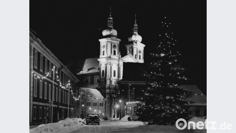 Der winterliche Johannisplatz, auf dem nun seit 1976 der „Christbaum für alle“ präsentiert wird. Bild: Sammlung Treml/ exb