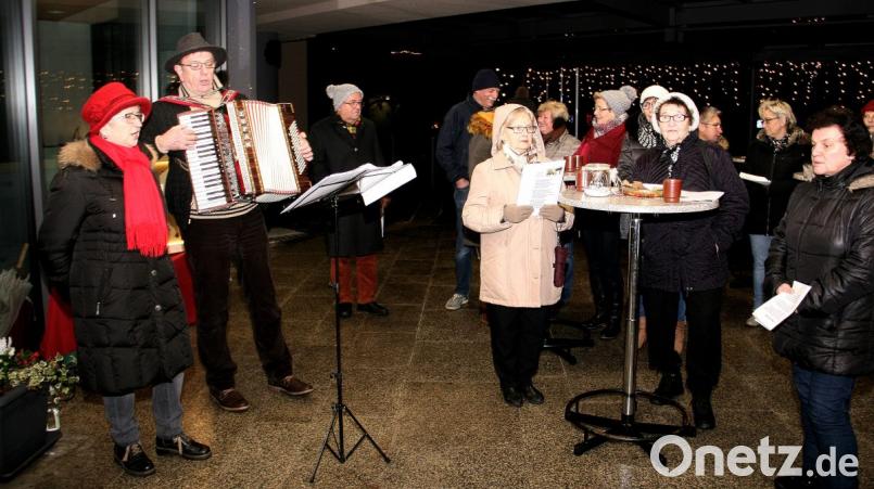 Gerne nutzte man die Gelegenheit, unterstützt von „Wiesauwie“, um sich gemeinsam mit passenden Liedern auf Weihnachten vorzubereiten. Bild: wro
