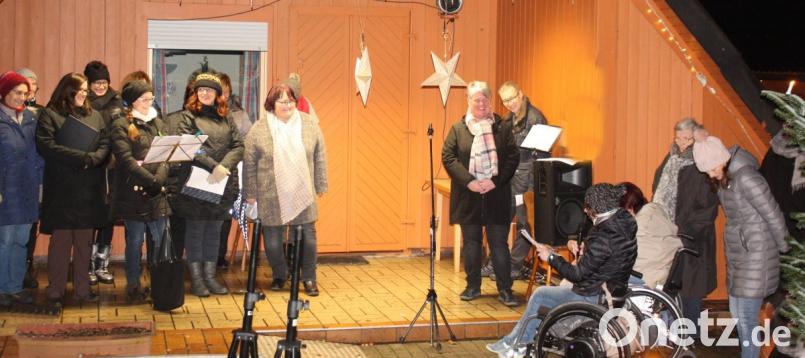 Über eine stimmungsvolle Waldweihnacht beim Vereinsheim am Schießlweiher freut sich nicht zuletzt BVS-Vorsitzende Sabine Birner (Sechste von rechts). Bild: R. Kreuzer