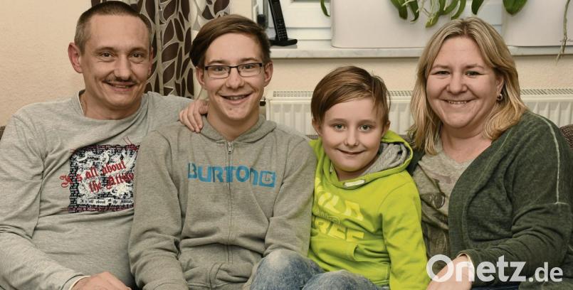 Birgit und Christian Färber mit ihren beiden Festtagskindern: Torben kam als Frühchen am 24. Dezember 2002 zur Welt, sein jüngerer Bruder Loris an Heilig-Drei-König. Eigentlich hatten die Eltern für ihren Erstgeborenen Noah oder Clemens als Name ins Auge gefasst, aber da er sich als Frühchen ins Leben kämpfen musste, nannten sie ihn Torben. Der Name ist in Skandinavien sehr beliebt und wird häufig mit Kämpfer ins Deutsche übersetzt. Bild: Petra Hartl