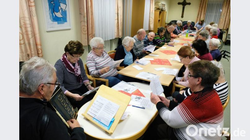 Eifrig probten zirka 30 Seniorinnen und Senioren des Caritas-Altenheimes St. Josef in Pressath mit „Animateur“ Günther Hösl (links) die Wiegenlieder ein, die am Heiligen Abend in der Hauskapelle gesungen werden. Bild: do