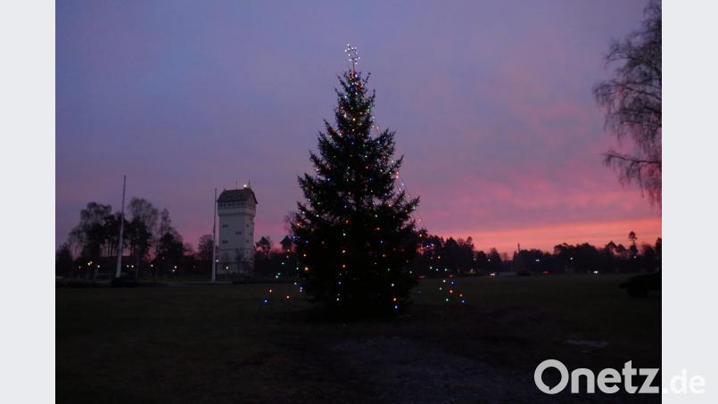 Weihnachtsbaum in den Towerbarracks im Morgenrot vor dem Wasserturm. Bild: mor