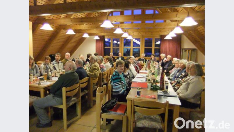 Zahlreich besuchen die älteren Menschen aus der Nikolauspfarrei die adventliche Stund&#039; im Pfarrsaal. Bild: gm