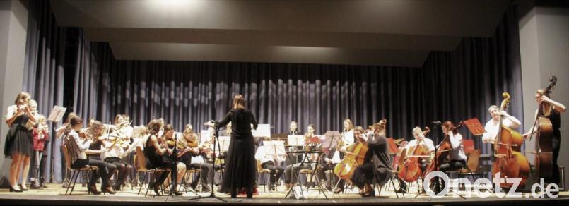 Das Orchester unter Leitung von Stefanie Heinrich führt Ausschnitte aus dem „Concerto grosso op. 8/6“ von Arcangelo Corelli auf. Bild: mri