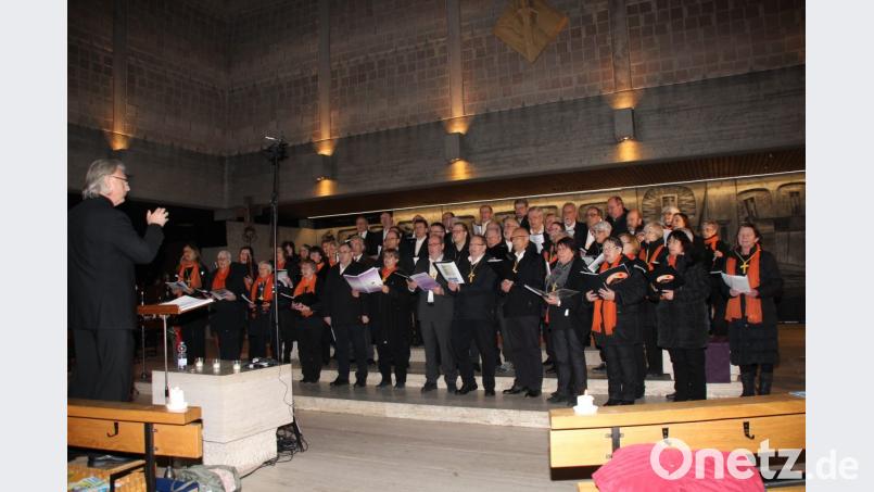 Die Sänger des Projektchors Arche Noah unter der Leitung von Thomas Mayer vereint die Freude am Gesang. Beim Adventskonzert in der Pfarrkirche St. Michael springt diese wie ein Funke auf die Zuhörer über. Bild: ads