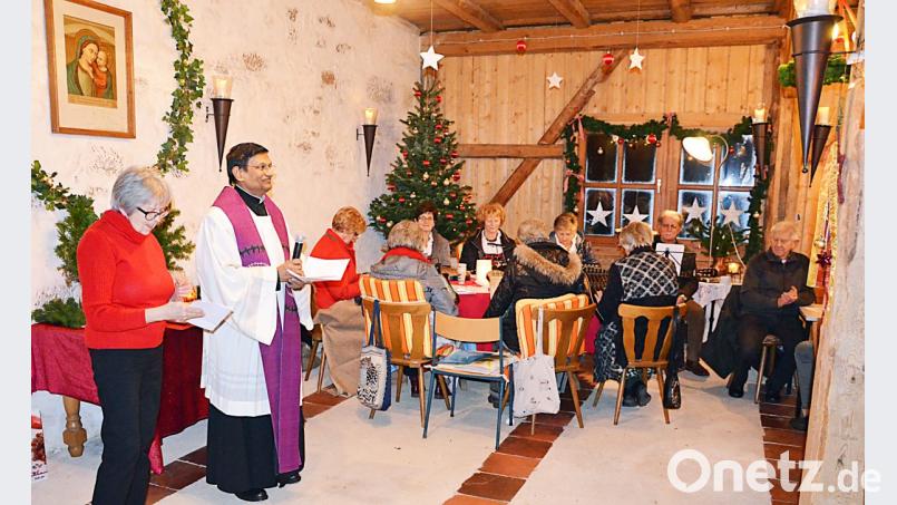 Festlich und gemütlich zugleich ist die Scheune bei der Adventsandacht eingerichtet. Bild: ü