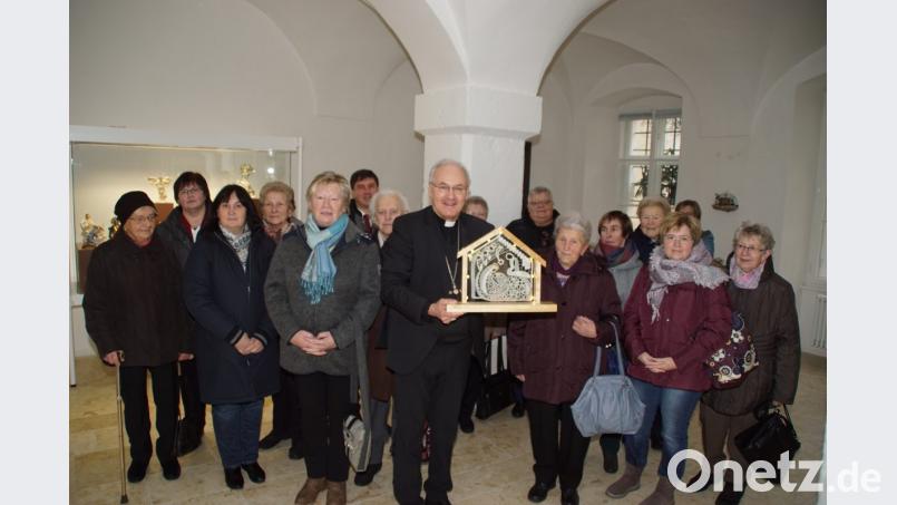 Die Frauen des Klöppelkreises Schönsee-Stadlern-Tiefenbach übergeben im Bischöflichen Ordinariat an Diözesanbischof Dr. Rudolf Voderholzer eine geklöppelte Weihnachtskrippe. Mit dabei in Regensburg waren Bürgermeisterin Birgit Höcherl (Dritte von links) und Stadlerns Bürgermeister Gerald Reiter (Sechster von links). Bild: mmj