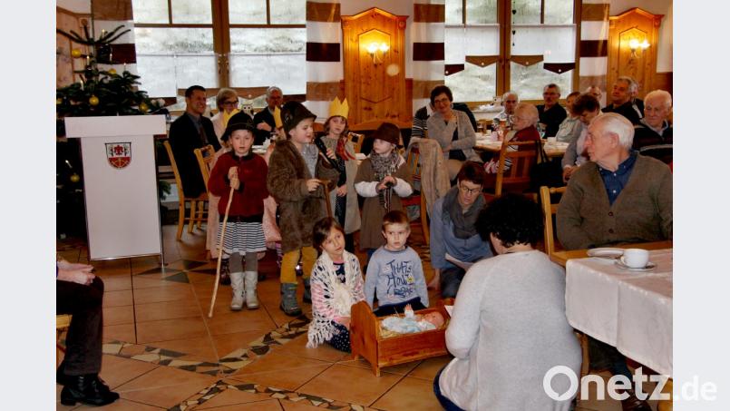 .
Die Jüngsten erfreuten Oma und Opa mit einem Krippenspiel. Bild: ds