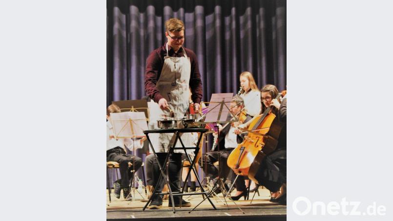 Aaron Schulz spielt „Christmas in the kitchen“ auf verschiedenen Töpfen und Gläsern Bild: mri