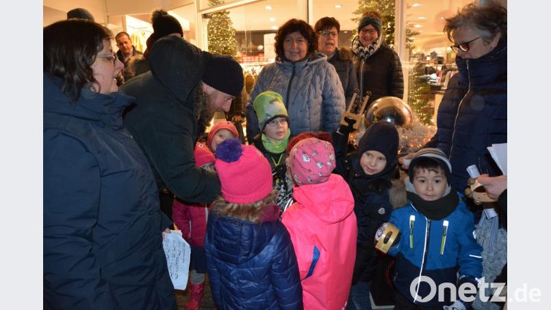 Kinder des Kindergartens St. Hedwig bereichern mit ihrem Gesang das vierte Adventsschaufenster. Bild: jr