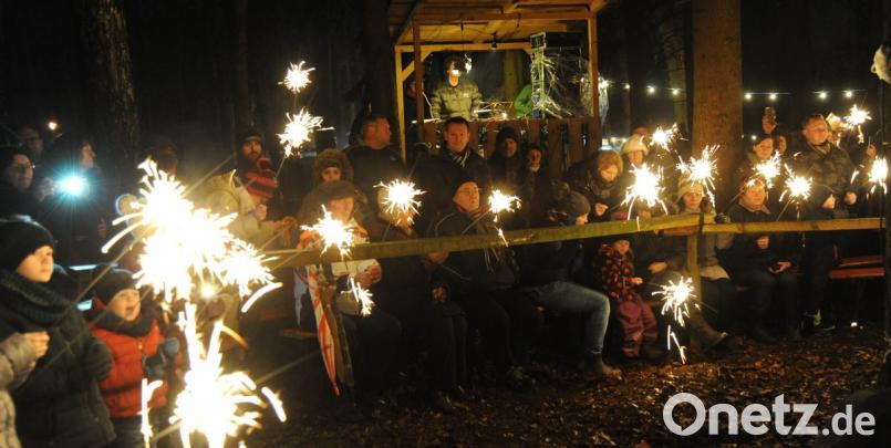 Unzählige Wunderkerzen und das gemeinsam gesungene „Stille Nacht“ machen die Sorghofer Waldweihnacht, leider ohne Schnee, aber glücklicherweise auch ohne Regen, zu einem besinnlichen Erlebnis. Bild: gfr
