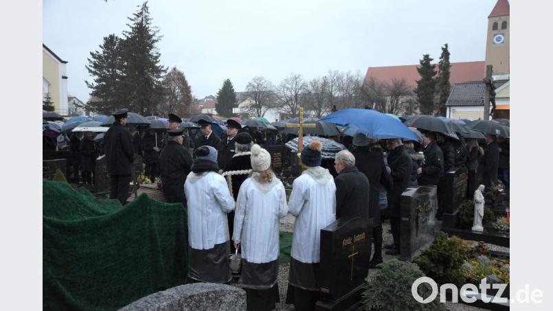 Emotional ist der Abschied von Sepp Lobenhofer, dem langjährigen Leiter der Blaskapelle St. Ägidius: Etwa 1000 Menschen, darunter mehr als 100 Musiker, geben ihm in Schwarzenfeld das letzte Geleit. Bild: bö