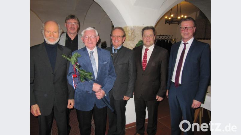 Dem fleißigsten Sitzungszuhörer Erwin Hausmann (Dritter von links) gratulieren (von links): stellvertretender Fraktionssprecher Günther Amann (SPD), Fraktionssprecher Günther Schuster (FW), Hans-Jürgen Schönberger (CSU), Dritter Bürgermeister Peter Leitsoni und Bürgermeister Hermann Falk Bild: fg