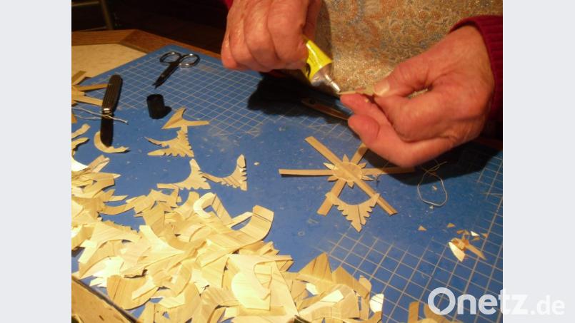 Ohne Klebstoff geht nichts. Bild: Edith Uschold