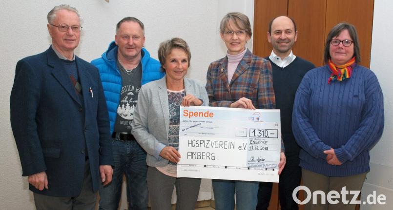 Einen Spendenscheck über 1310 Euro für den Hospizverein in Amberg aus dem Erlös des Ensdorfer Klostermarkts überreichten Isabel Lautenschlager und Johann Ram (von rechts) mit Pfarrer Hermann Sturm, Franz Bleicher und Christine Hecke an Pfarrerin Birgit Schwalbe-Eberius (von links). Bild: sön