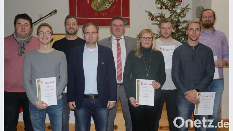 Langjährige Mitglieder ehrt der SV Sorghof bei seiner Jahresabschlussfeier (von links):
Oliver Berger, Sebastian Maul, Michael Regler, Vorsitzender Andreas Plößner, Bürgermeister Hans-Martin Schertl, Elisabeth Meier, Dominik Rudlof, Daniel Ritz, und Ludwig Reuschl. Bild: eraa