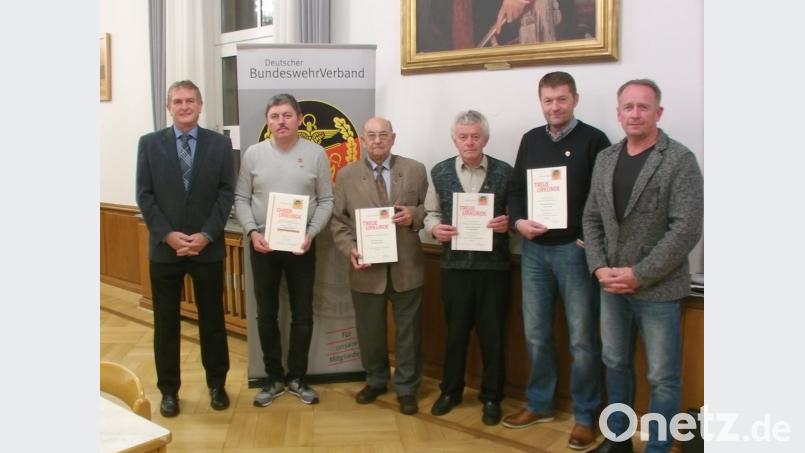 Treue Mitglieder ehrt die Kameradschaft ehemaliger Soldaten (ERH) in Weiden. Bild: ils