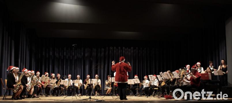 Die Big Band unter Leitung von Hermann Heinrich spielt unter anderem „All I want for christmas is my two front teeth“ und „Christmas tree ride“. Die Weihnachtsmütze darf da nicht fehlen. Bild: mri