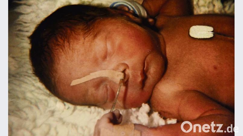 Eines der ersten Fotos von Torben, der fast zwei Monate vor dem errechneten Geburtstermin auf die Welt kam. Bild: Petra Hartl