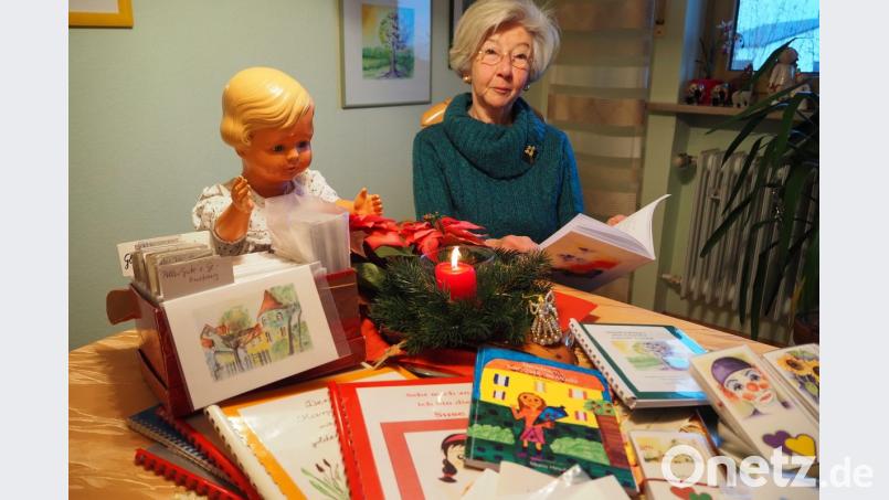 Maria Hirsch aus Wernberg-Köblitz kann auf eine stattliche Sammlung von Geschichten und Gedichten aus der eigenen Feder zurückgreifen. Eine ihrer ersten Geschichten handelt von Puppe Gisela (links), die sie an Weihnachten 1948 geschenkt bekam. Bild: bl