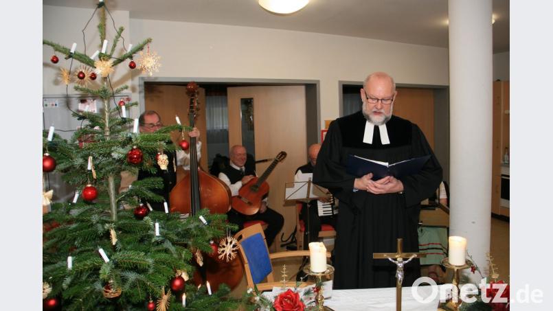 Die Adventsandacht gestaltet der evangelische Geistliche Martin Schlenk. Begleitet wird die Feier von der Stubenmusik aus Friedenfels. Bild: wro