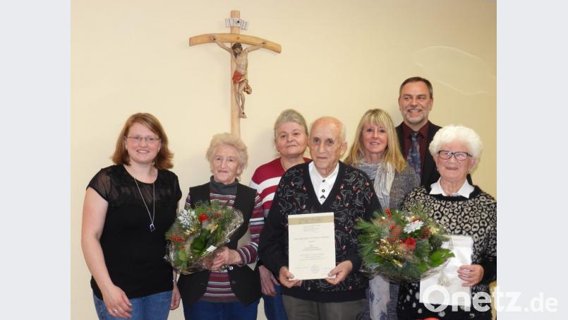 Langjährige Sänger des Ehenfelder Kirchenchors erfahren eine Ehrung (von links): Chorleiterin Steffi Reichart, Gertraud Schwendner, Barbara Reng, Franz Hehenberger, Margit Peter, Pfarrer Josef Irlbacher und Ida Walter. Bild: seb