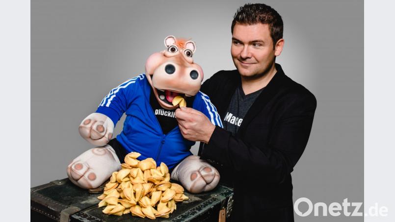 An Glückskeksen haben sie zu knabbern: Sebastian Reich hat es nicht leicht mit seiner temperamentvollen Handpuppe. Bild: exb