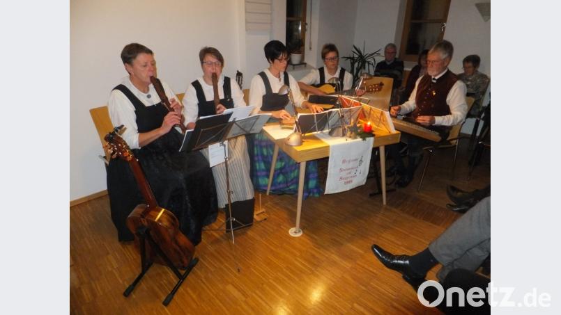 Die Birgländer Stubenmusik und ihre Sängerinnen bereicherten den vorweihnachtlichen Abend.. Bild: ibj