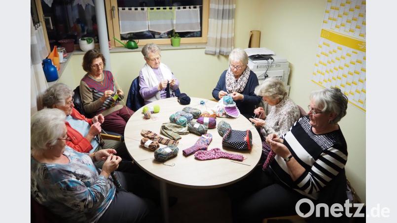 Jeden Donnerstag um 16 Uhr treffen sich die fleißigen Strickerinnen im Pfarrbüro. Daheim wird die Produktion für den guten Zweck dann das ganze Jahr über fortgesetzt. Nur in den Schulferien ist Pause. Bild: bl