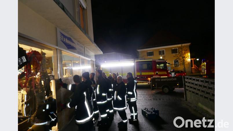 Vorweihnachtlicher Einsatz für die Feuerwehr beim &quot;Dichtmachen&quot; des eingeschlagenen Schaufensters. Bild: mor